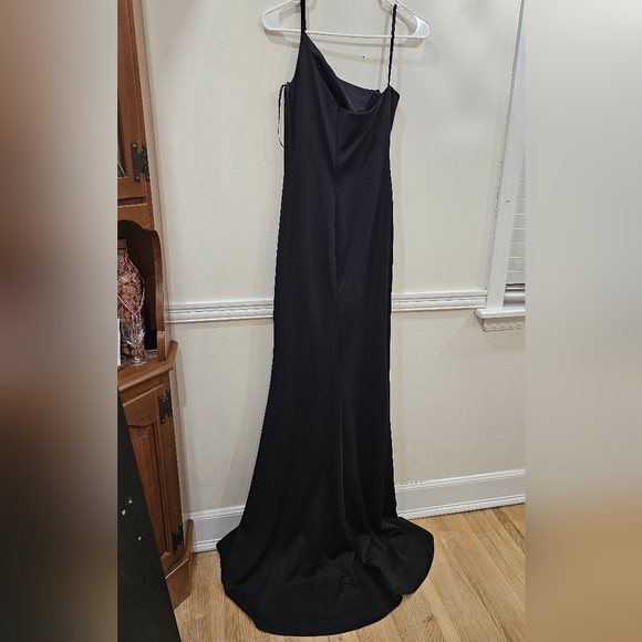 La Femme One-Shoulder Jersey Gown - Picture 4 of 13